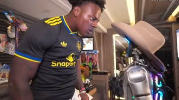 الروبوت هياخد حقه بالقانون.. مقاضاة يوتيوبر شهير بعد خنق الرجل الآلي في بث مباشر الروبوت هياخد حقه بالقانون.. مقاضاة يوتيوبر شهير بعد خنق الرجل الآلي في بث مباشر