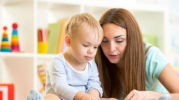 خبير نفسي يوضح أساسيات بناء علاقة صحية بين الوالدين وأطفالهم منذ اللحظة الأولى