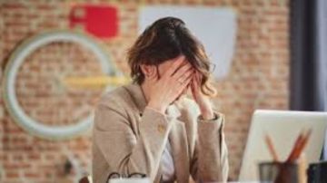 أزمة منتصف العمر عند المرأة بعد الأربعين.. طرق فعالة في التعايش وتقليل التوتر النفسي أزمة منتصف العمر عند المرأة بعد الأربعين.. طرق فعالة في التعايش وتقليل التوتر النفسي