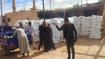 رئيس مركز بلاط بالوادي الجديد يتابع موقف توزيع الأسمدة بالجمعيات الزراعية..صور رئيس مركز بلاط بالوادي الجديد يتابع موقف توزيع الأسمدة بالجمعيات الزراعية..صور