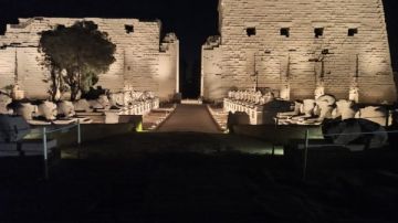 مصر للصوت والضوء تضيء واجهة معبد الكرنك احتفالا بالعيد القومي للأقصر صور