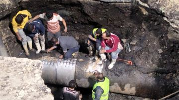 عودة المياه تدريجيا بعد إصلاح كسر خط المياه أمام مستشفى أم المصريين عودة المياه تدريجيا بعد إصلاح كسر خط المياه أمام مستشفى أم المصريين