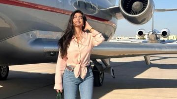 ياسمين صبري تخطف الأنظار بإطلالة كاجوال أنيقة في أحدث ظهور لها أمام طائرة خاصة