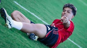 هدية للجماهير.. الأهلي يحسم موقف إمام عاشور من الرحيل .. اعرف التفاصيل هدية للجماهير.. الأهلي يحسم موقف إمام عاشور من الرحيل .. اعرف التفاصيل