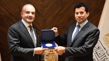 الحسيني يشيد بدعم الدولة لرياضة السلاح ويدعو صبحي لحضور الجائزة الكبرى الحسيني يشيد بدعم الدولة لرياضة السلاح ويدعو صبحي لحضور الجائزة الكبرى