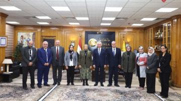 رئيس جامعة المنيا يستقبل فريق الهيئة القومية لضمان جودة التعليم والاعتماد لتقييم كلية الصيدلة