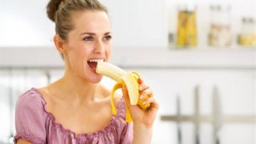 قبل ما تنام .. ماذا يفعل تناول موزة واحدة في جسمك؟