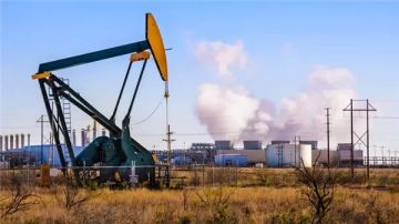 النفط يحافظ على مكاسبه مع ترقب تطورات المفاوضات الروسية الأوكرانية النفط يحافظ على مكاسبه مع ترقب تطورات المفاوضات الروسية الأوكرانية