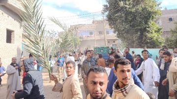 بعد منع الأعيرة النارية.. أهالى قنا يحتفلون بفوز مرشحيهم بجريد النخيل