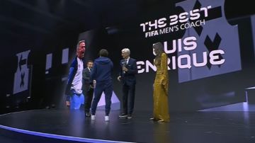 ذا بيست لويس إنريكي يتوج بجائزة أفضل مدرب في العالم