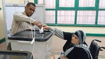 موقف إنسانى لمستشارة في لجنة جولة الإعادة بانتخابات النواب بأسوان موقف إنسانى لمستشارة في لجنة جولة الإعادة بانتخابات النواب بأسوان