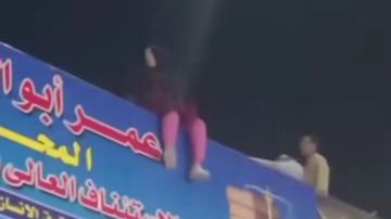 90 ثانية مرعبة للحظة سقوط سيدة أعلى دائري بشتيل.. والأهالي: شباب سرقوها ودفعوها للقفز شاهد