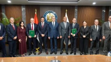 أول مشروع من نوعه في مصر.. وزير البترول يشهد توقيع عقد رخصة إنتاج وقود الطائرات المستدام