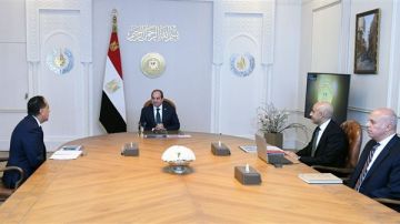 الرئيس السيسي يوجه بالارتقاء بالمعلمين واعتماد البرمجة والذكاء الاصطناعي في المناهج الرئيس السيسي يوجه بالارتقاء بالمعلمين واعتماد البرمجة والذكاء الاصطناعي في المناهج