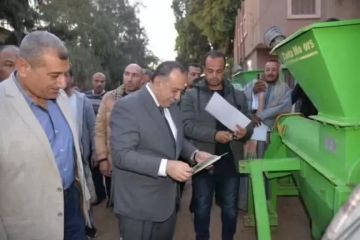 محافظ أسيوط يشهد تسليم 36 فراطة ذرة شامية للمزارعين