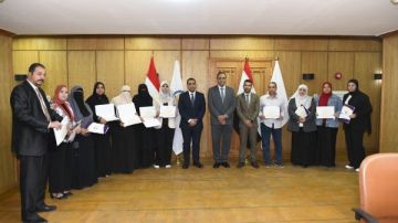 محافظ قنا يشهد تسليم شهادات إدارة المشروعات الاحترافية لـ41 متدربا