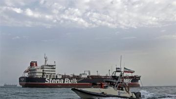 الحرس الثوري الإيراني يهدد السفن الحربية الأمريكية أثناء مناورات بحرية بالخليج