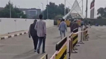 توافد المصريين بالكويت للإدلاء بأصواتهم في انتخابات الدوائر الملغاة توافد المصريين بالكويت للإدلاء بأصواتهم في انتخابات الدوائر الملغاة