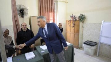 محافظ أسوان يتفقد لجان الاقتراع في إعادة انتخابات مجلس النواب..شاهد محافظ أسوان يتفقد لجان الاقتراع في إعادة انتخابات مجلس النواب..شاهد