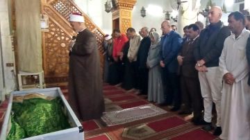 محافظ بني سويف يؤدي صلاة الجنازة على أحد العاملين بمشروع النظافة بالمسجد الكبير بقرية بني هارون محافظ بني سويف يؤدي صلاة الجنازة على أحد العاملين بمشروع النظافة بالمسجد الكبير بقرية بني هارون