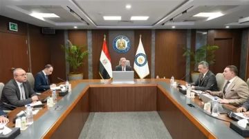 وزير البترول يبحث تطوير آلية تدريب جميع سائقي نقل المنتجات البترولية وزير البترول يبحث تطوير آلية تدريب جميع سائقي نقل المنتجات البترولية