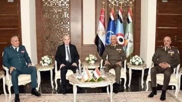 وزير الدفاع ورئيس الأركان يعقدان عدد من اللقاءات الثنائية مع قادة الوفود العسكرية وزير الدفاع ورئيس الأركان يعقدان عدد من اللقاءات الثنائية مع قادة الوفود العسكرية