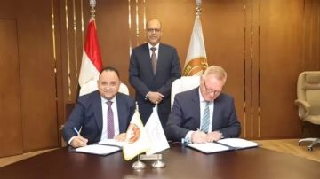 وزير العمل يشهد اتفاقية جماعية لحفظ حقوق 2075 عاملا بشركة قناة السويس وزير العمل يشهد اتفاقية جماعية لحفظ حقوق 2075 عاملا بشركة قناة السويس