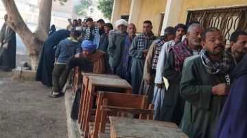 توافد الناخبين بلجنة المعابدة بأسيوط للتصويت في انتخابات الدوائر الملغاة