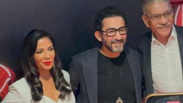 منى زكي بفستان أبيض كلاسيكي مع أحمد حلمي في العرض الخاص لفيلم الست