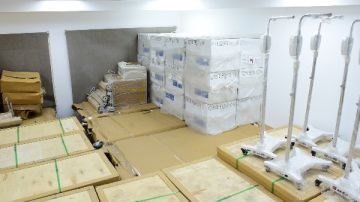 جامعة سوهاج تستلم أجهزة الحضانات والرعاية المركزة لمستشفى شفاء الأطفال صور