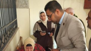 رئيس لجنة يساعد مسنة للإدلاء بصوتها في انتخابات مجلس النواب بالشرقية