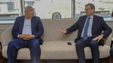 وزير الزراعة ومحافظ الوادي الجديد يبحثان تعزيز الاستثمار في مجال الإنتاج الحيواني بالمحافظة وزير الزراعة ومحافظ الوادي الجديد يبحثان تعزيز الاستثمار في مجال الإنتاج الحيواني بالمحافظة