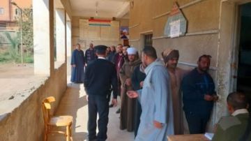 كبار السن يتقدمون الصفوف.. إقبال بلجان برديس بالبلينا للتصويت في انتخابات النواب