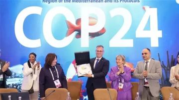 رئيس جهاز شئون البيئة يسلم جائزة إسطنبول للمدينة الصديقة لـ ملقا الإسبانية رئيس جهاز شئون البيئة يسلم جائزة إسطنبول للمدينة الصديقة لـ ملقا الإسبانية