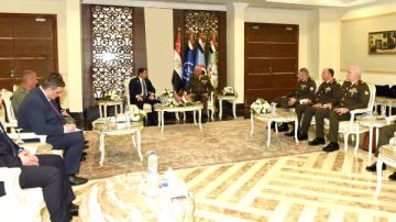 وزير الدفاع ورئيس الأركان يلتقيان عددا من قادة الوفود العسكرية بمعرض إيديكس 2025