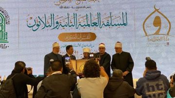 أسرة الشيخ الشحات أنور تهدي وزير الأوقاف تذكارا يحمل صورة الرئيس السيسي .. صور