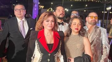 إلهام شاهين تخطف الأنظار وسط عائلتها فى مهرجان شرم الشيخ للمسرح الشبابي