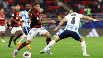 فلامنجو يهزم بيراميدز بثنائية و يتوج بلقب كأس التحدي ويتأهل لمواجهة بطل أوروبا فلامنجو يهزم بيراميدز بثنائية و يتوج بلقب كأس التحدي ويتأهل لمواجهة بطل أوروبا