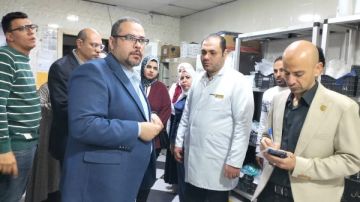 وكيل صحة الشرقية يتفقد مستشفى منيا القمح ويوقع غرامة مالية على شركة الأمن صور