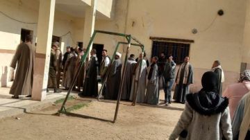 الجلباب البلدي يزين الطوابير بلجان المنيا في الدوائر الملغاة بانتخابات النواب