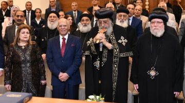 توقيع كتاب حوارات.. 13 سنة في رحلة مع البابا تواضروس صور