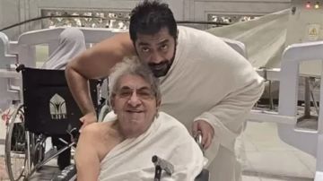 على كرسي متحرك.. أحمد فلوكس يرافق والده أثناء أداء مناسك العمرة على كرسي متحرك.. أحمد فلوكس يرافق والده أثناء أداء مناسك العمرة