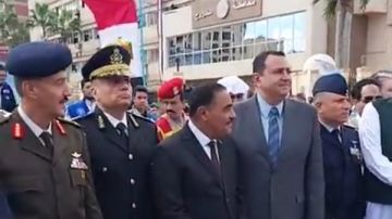 يتقدمهم الخيول.. محافظ مطروح يوقد الشعلة احتفالا بالعيد القومي للمحافظة