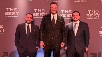 طارق أبو العينين ومسئولو بيراميدز .. حضور مصري مميز في حفل جوائز فيفا للأفضل بعام 2025