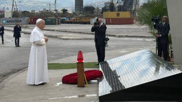 قداسة البابا لاون يرفع صلاة صامتة في مرفأ بيروت تكريما لضحايا الانفجار