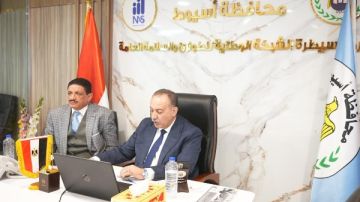 محافظ أسيوط يشارك عبر الفيديو كونفرانس في اجتماع متابعة ملفات التقنين وإزالة التعديات