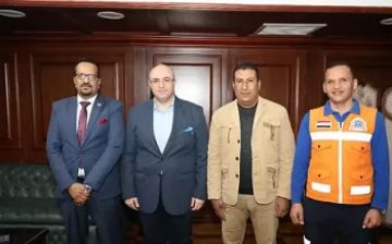 محافظ بني سويف يكرم مشرف بالإسعاف لإنقاذه عامل نظافة تعرض لتوقف تنفس مفاجئ أثناء عمله محافظ بني سويف يكرم مشرف بالإسعاف لإنقاذه عامل نظافة تعرض لتوقف تنفس مفاجئ أثناء عمله