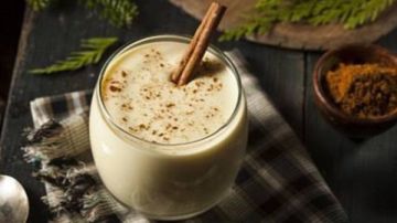 مشروب القرفة بالحليب والعسل لتدفئة الجسم مشروب القرفة بالحليب والعسل لتدفئة الجسم
