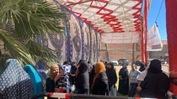 إصابة ناخبة في أسوان بحالة إغماء ونقلها للمستشفى لتلقي العلاج إصابة ناخبة في أسوان بحالة إغماء ونقلها للمستشفى لتلقي العلاج