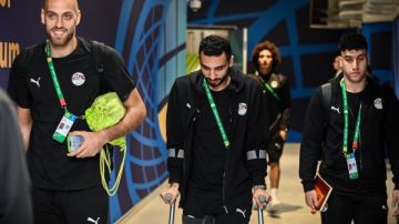 بعكازين.. كريم فؤاد يؤازر منتخب مصر أمام الإمارات ببطولة كأس العرب بعكازين.. كريم فؤاد يؤازر منتخب مصر أمام الإمارات ببطولة كأس العرب